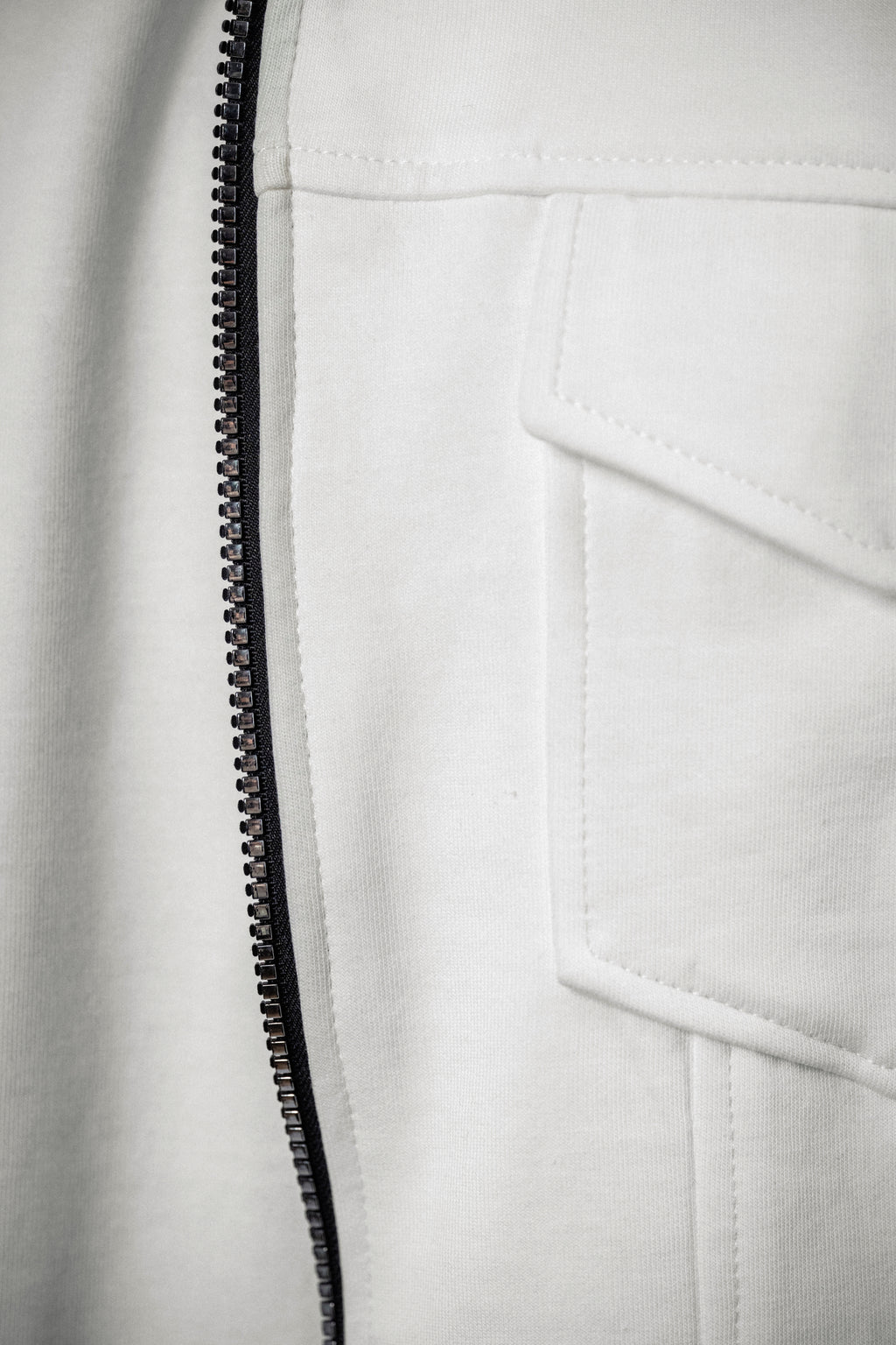 Jachetă albă cu fermoar