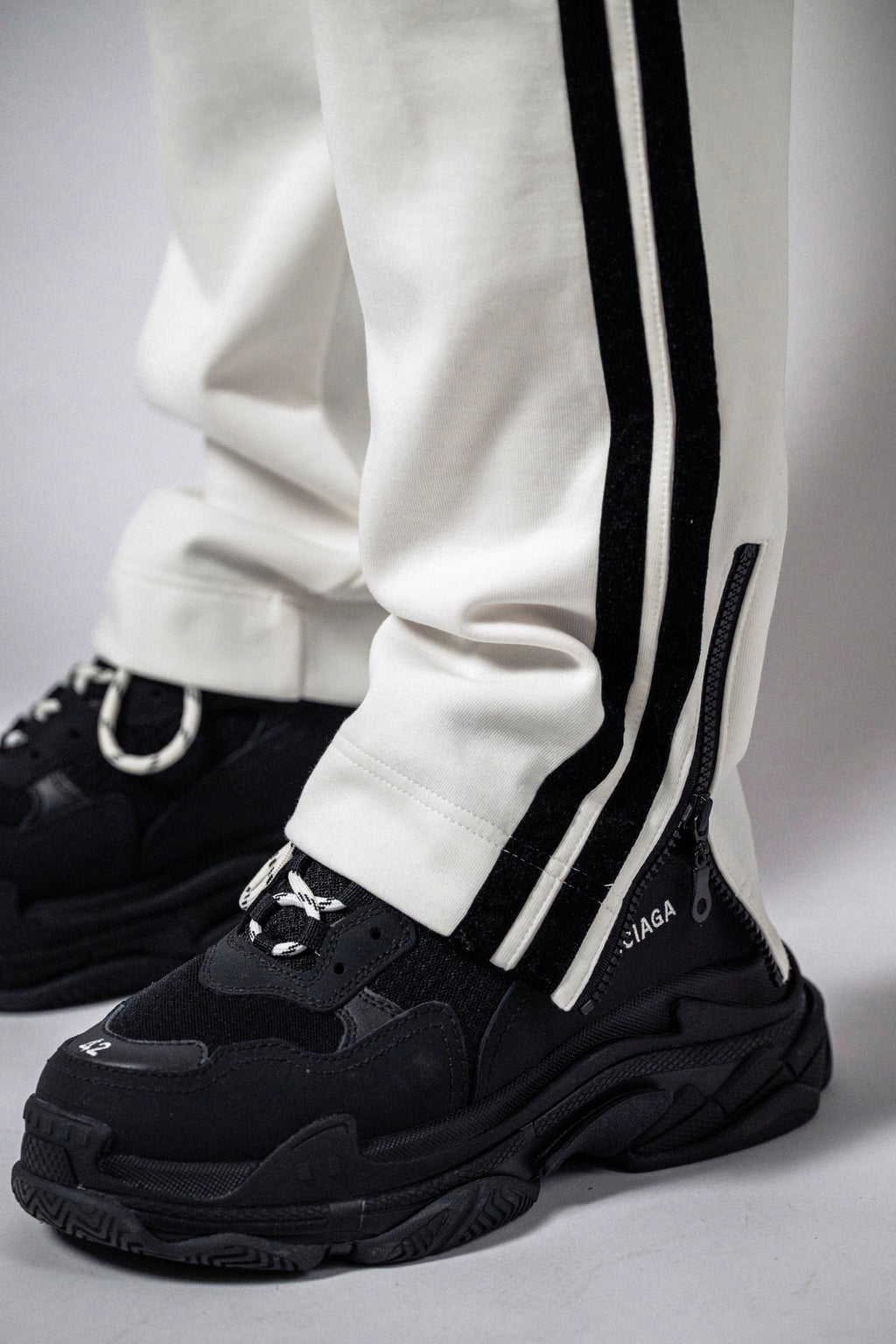 Pantaloni albi „Noir Velvet”