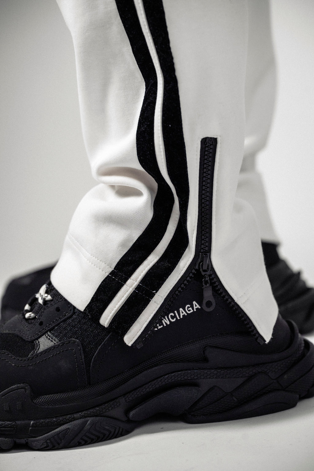 Pantaloni albi „Noir Velvet”