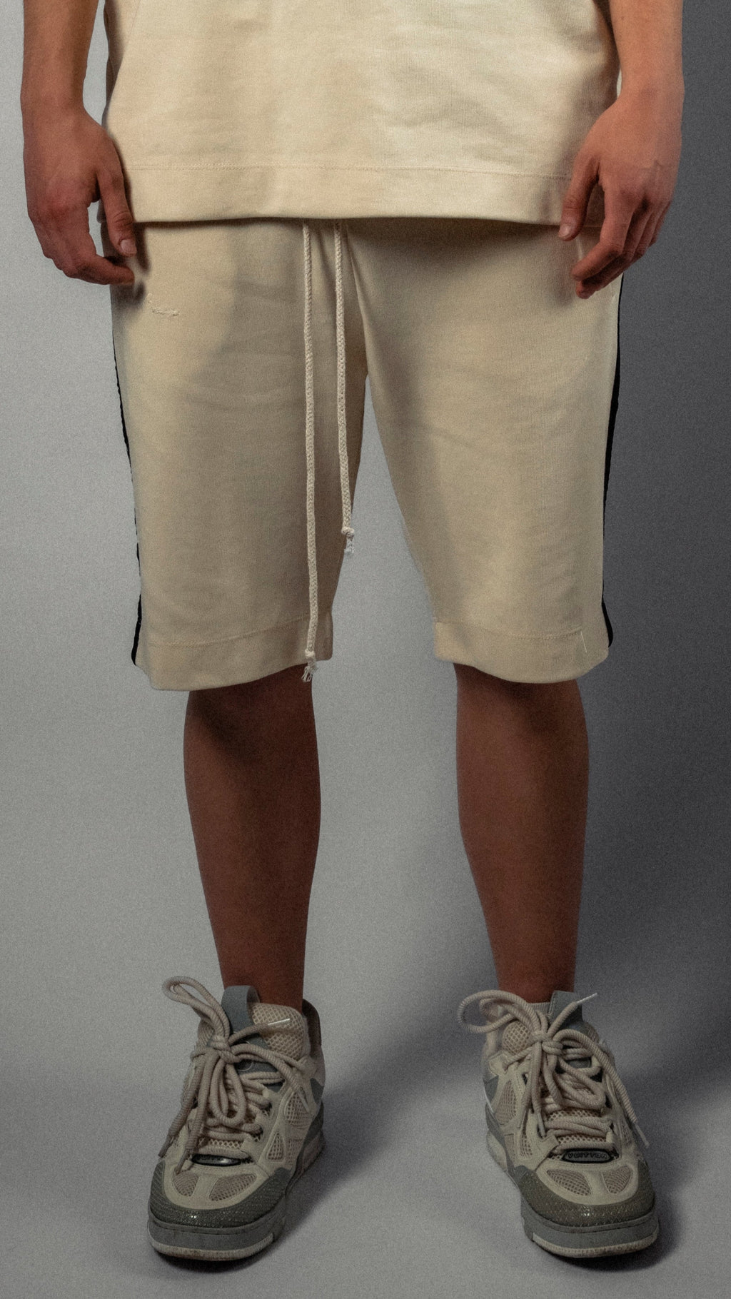 Pantaloni scurti bej „Noir Velvet”