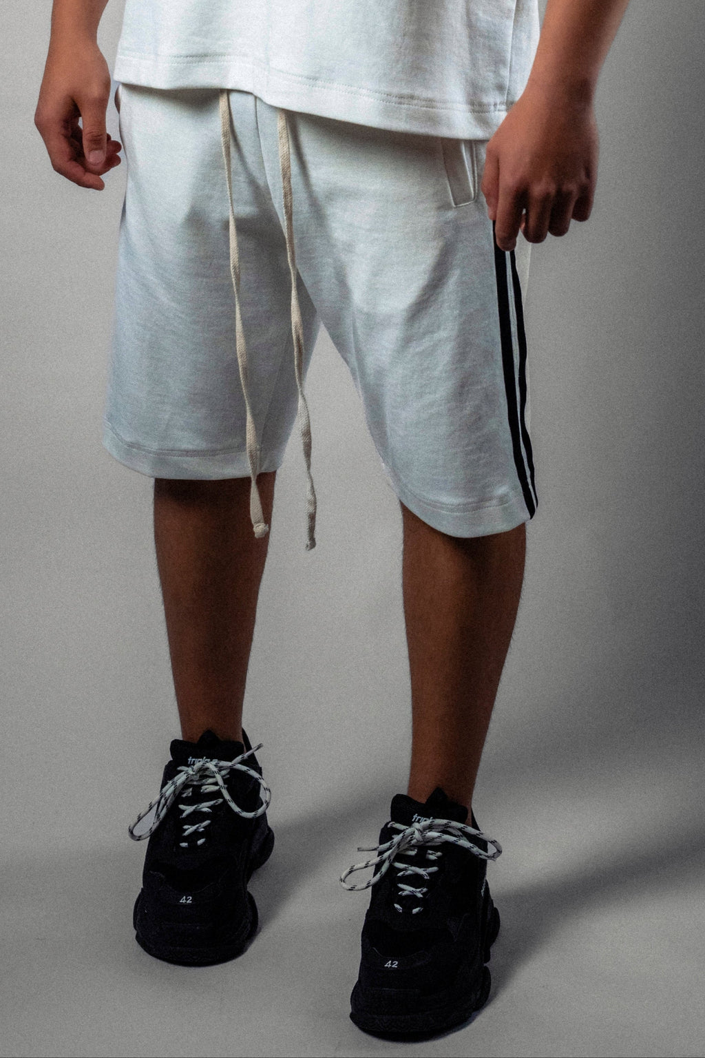 Pantaloni scurti albi „Noir Velvet”