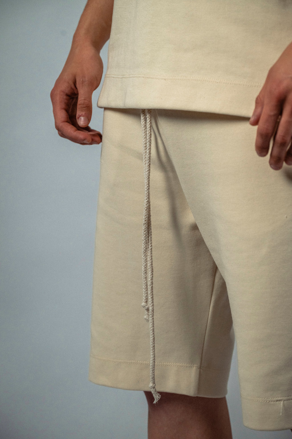 Pantaloni scurti bej „Noir Velvet”