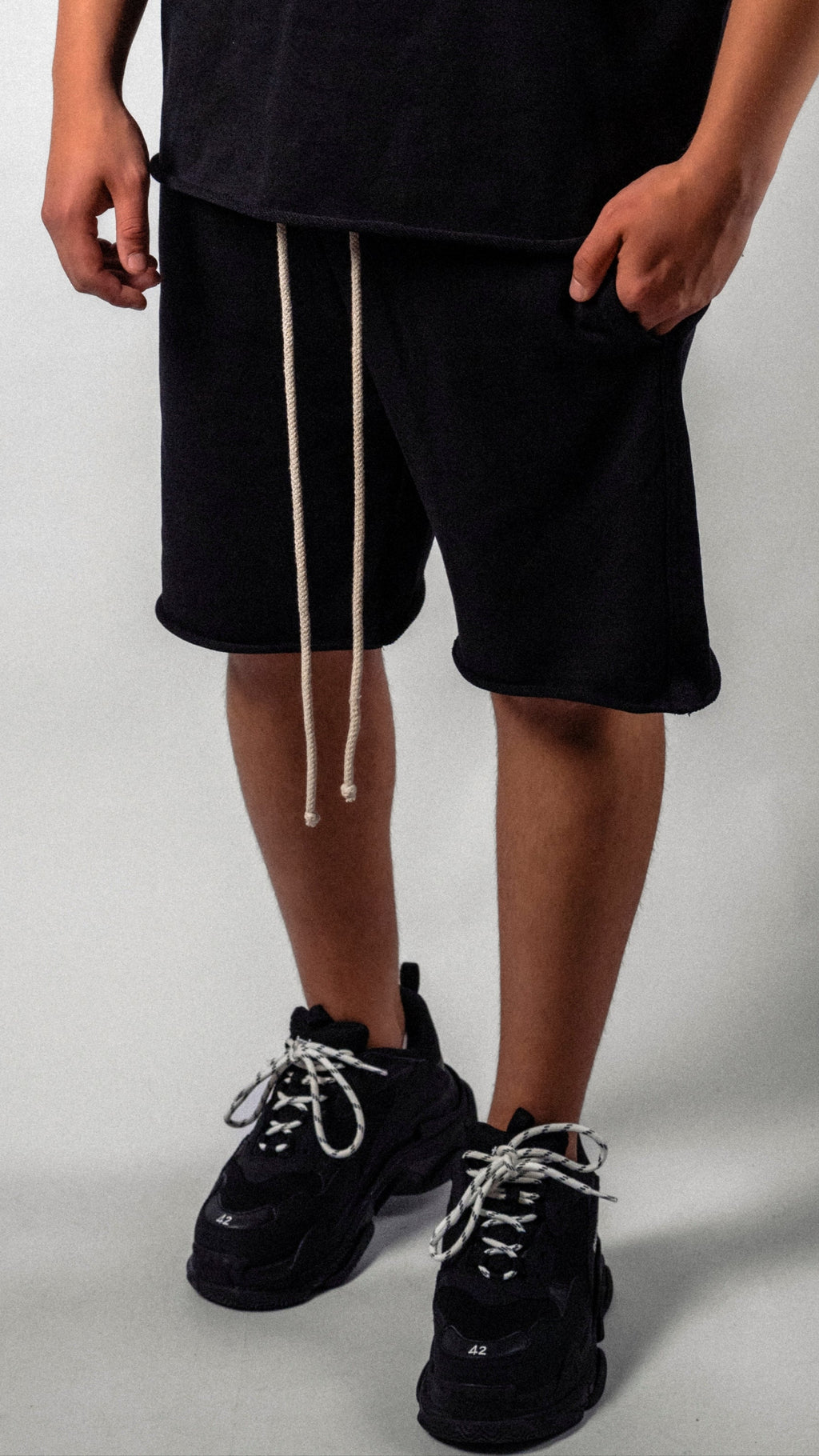 Pantaloni scurți negri „Rolled”