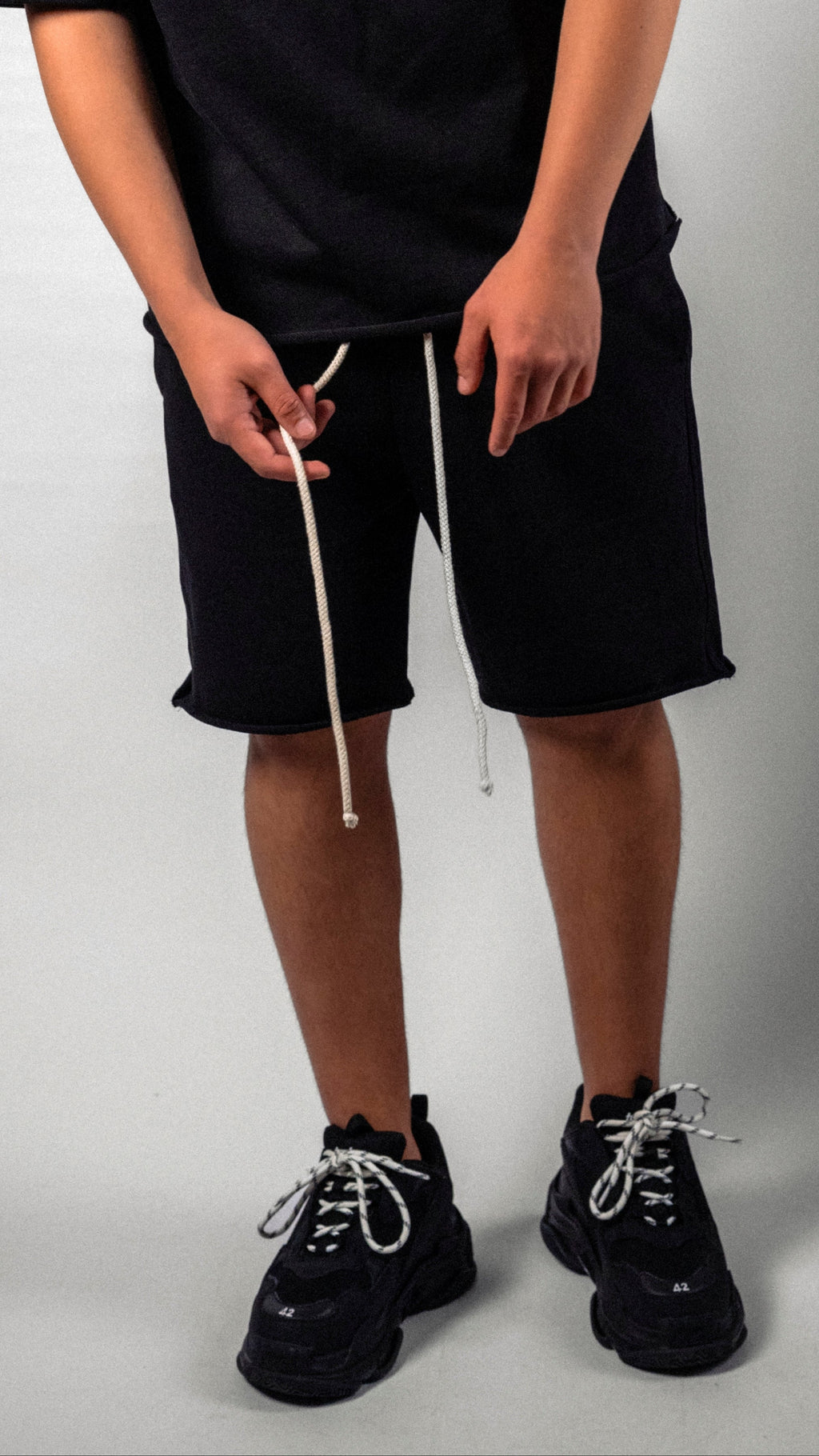 Pantaloni scurți negri „Rolled”