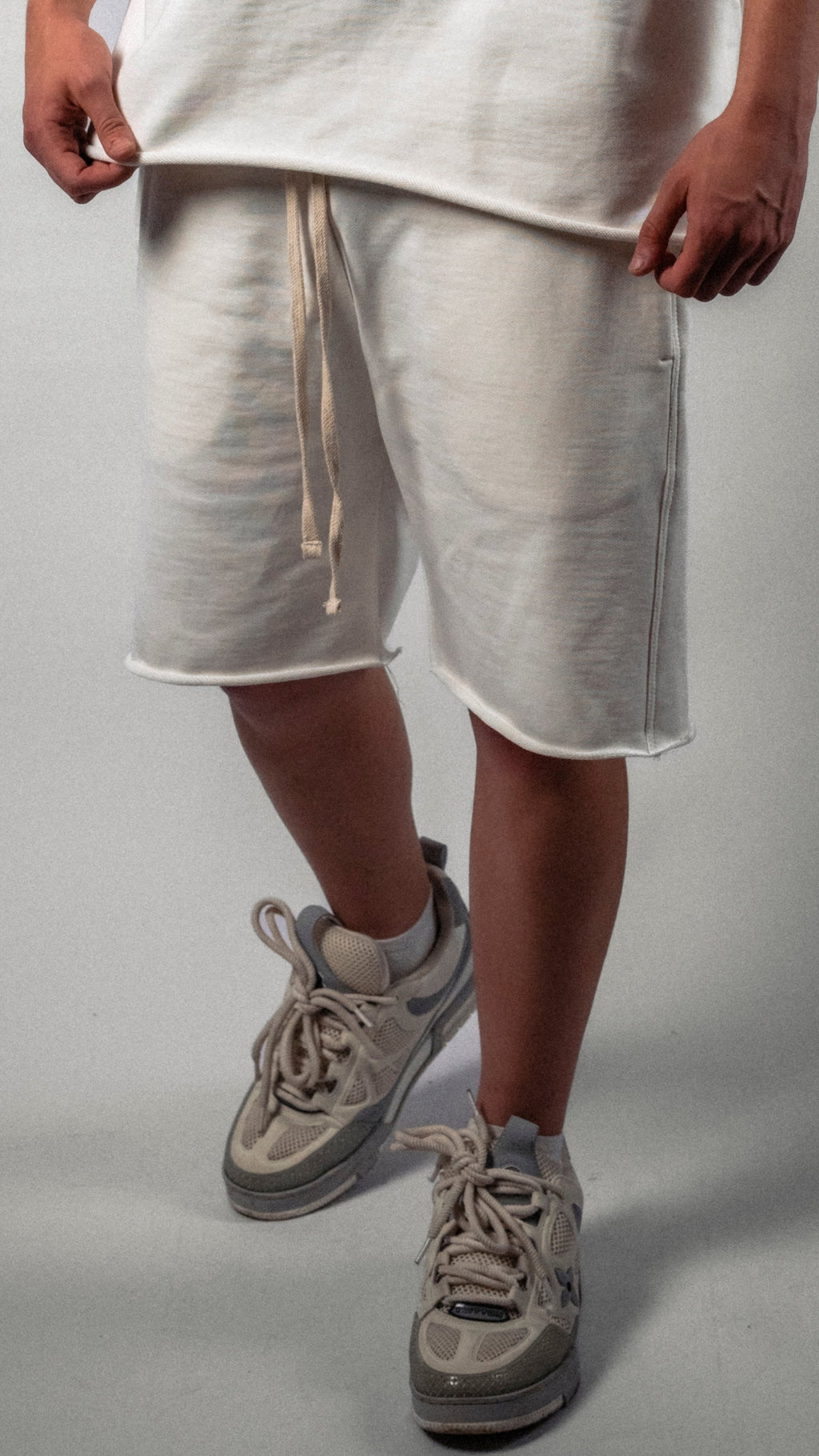 Pantaloni scurți albi „Rolled”