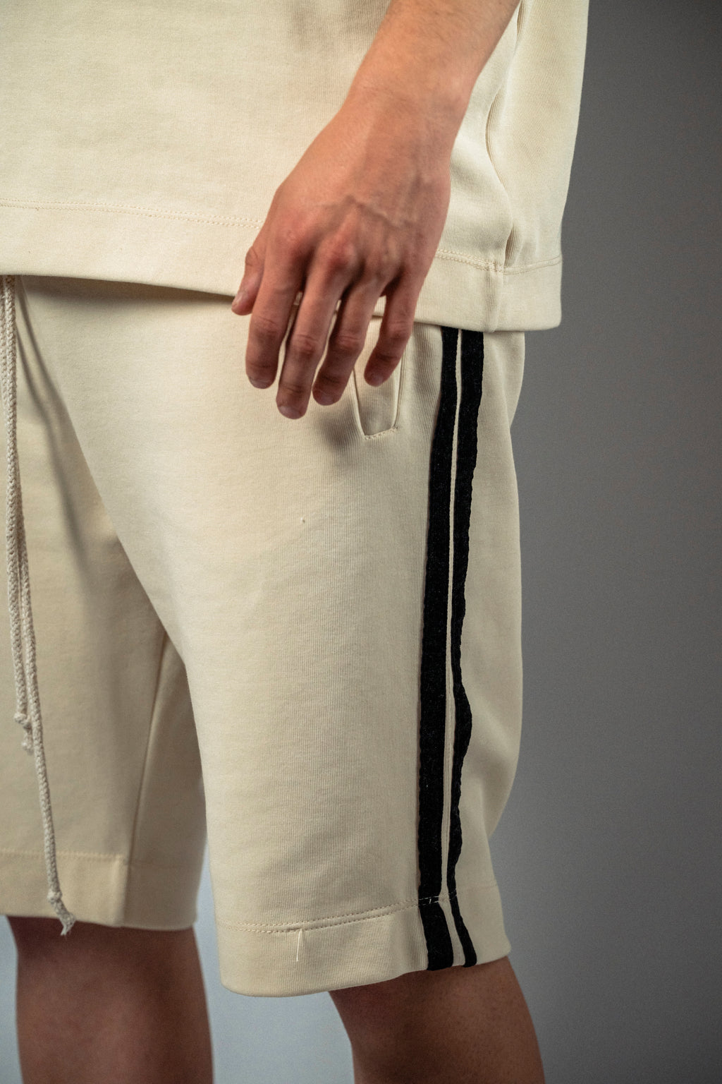 Pantaloni scurti bej „Noir Velvet”